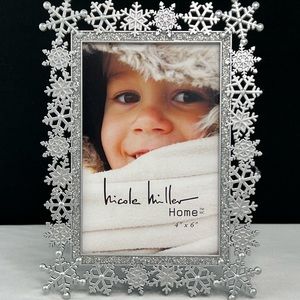 Nicole Miller - ‘Snowflakes’ picture frame. 4” x 6”. NWT.